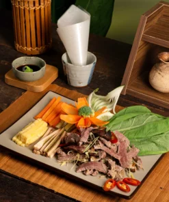 Bò xào nấm cuốn cải