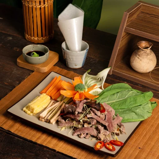 Bò xào nấm cuốn cải